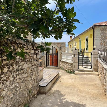 Mpolanos Guesthouse Himarë Dış mekan fotoğraf