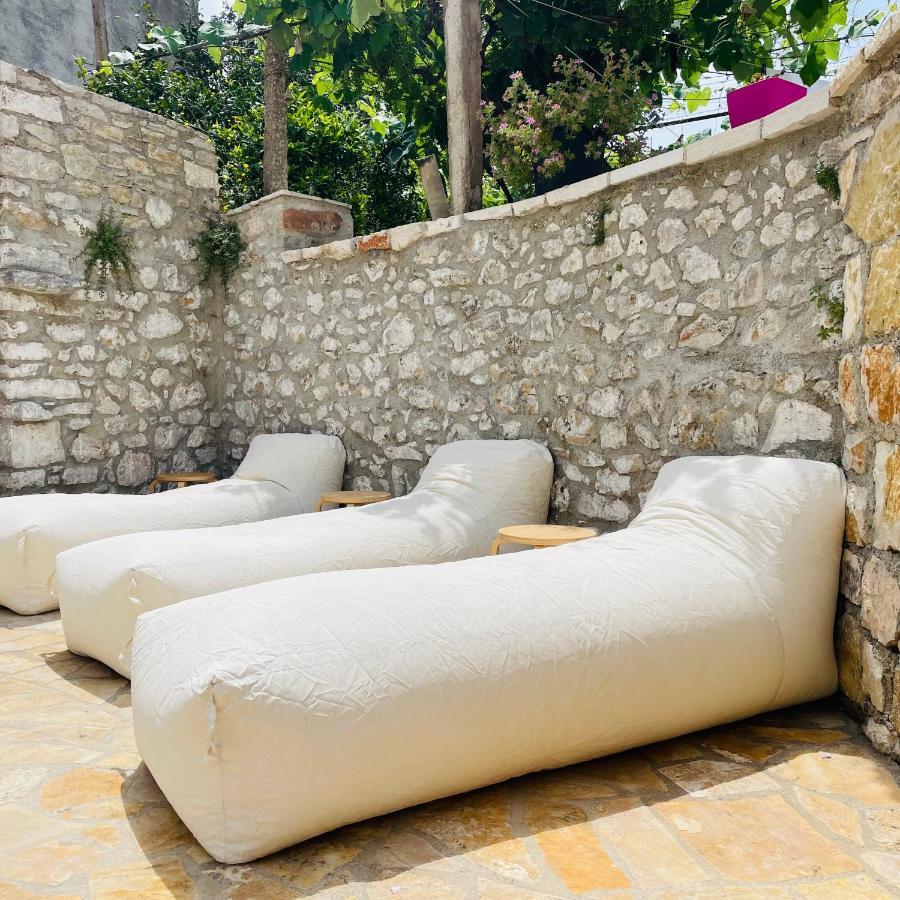 Mpolanos Guesthouse Himarë Dış mekan fotoğraf